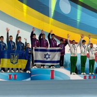 Спортсмени з прапорами України та Ізраїля