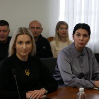 директорка Департаменту інформаційної діяльності та комунікацій з громадськістю ОВА Світлана Юзвак та учасники засідання