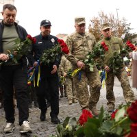 учасники заходу під час покладання квітів до мультимедійної Стели Пам'яті