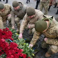 Військові здійснюють покладання квітів до пам’ятного знаку Небесній Сотні та загиблим Героям російсько-української війни