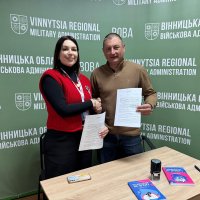Директор Департаменту ветеранської політики Андрій Грачов з представником “Благодійний фонд “Право на захист” підписують Меморандум про співпрацю