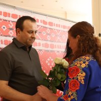 Начальник ОВА Сергій Борзов вручає квіти