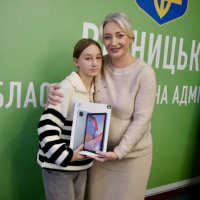 Перша заступниця Начальника ОВА Наталя Заболотна та дівчинка, яка отримала планшет