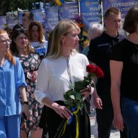 Учасники презентації книги пам’яті «Янголи Маріуполя» йдуть покладати квіти на Алею Слави  