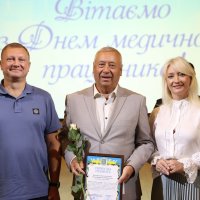 Народні депутати України Ірина Борзова та Анатолій Драбовський нагородили кращих медичних працівників Вінниччини грамотами Верховної Ради України.