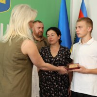 Перша заступниця Начальника ОВА Наталя Заболотна та люди у приміщенні під час вручення посмертних нагород