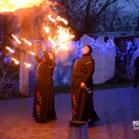 учасники заходу під час виступу на фаєер-шоу