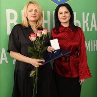 Народна депутатка України Ірина Борзова та фахівчиня, що отримала відзнаку Верховної Ради України