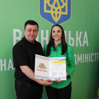 Заступник начальника ОВА Андрій Кавунець та учасниця заходу