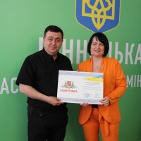 Заступник начальника ОВА Андрій Кавунець та учасниця заходу