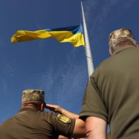 військові та Державний Прапор України