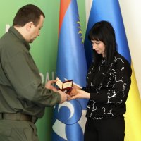 Начальник ОВА Сергій Борзов вручає посмертну нагороду родині