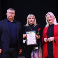 Перша заступниця Начальника ОВА Наталя Заболотна, голова Вінницької обласної Ради Вячеслав Соколовий та фахівчиня соціальної сфери, яка отримала Почесну грамоту