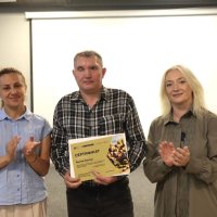 Міністерка у справах ветеранів України Наталія Калмикова та перша заступниця начальника Вінницької ОВА Наталя Заболотна під час вручення сертифікатів на придбання житла учасникам бойових дій та родинам загиблих Героїв