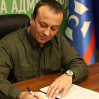 фото Начальника ОВА Сергія Борзова, який підписує оновлену Угоду з Лодзьким воєводством