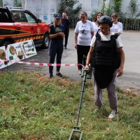 учасниця квесту під час виконання завдання з мінної безпеки