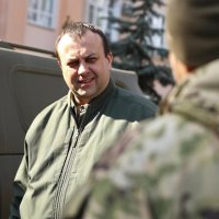 Начальник ОВА Сергій Борзов та військовий біля авто