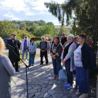  Фото жінки під час виступу