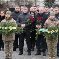 Заступники Начальника ОВА Олександр Піщик та Сергій Здітовецький, а також інші учасники вшанування пам’яті загиблих Героїв на площі Тараса Шевченка