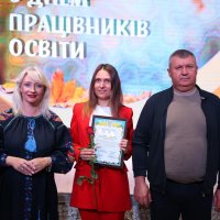 Перша заступниця Начальника ОВА Наталя Заболотна, голова Вінницької обласної Ради Вячеслав Соколовий та учасниця заходу, яка отримала нагороду