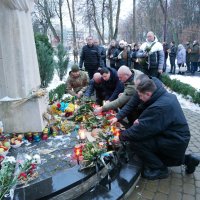 Учасники заходу вшановують пам’ять жертв Голодомору 1932-1933 років