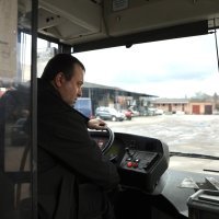 Начальник ОВА Сергій Борзов оглядає автобус