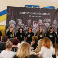 Народний аматорський жіночий вокальний колектив «Сantabile» ( Кантабіле), керівник  Оксана Пекна, виконує пісню «Обійми» 
