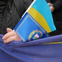 Прапор України у руках