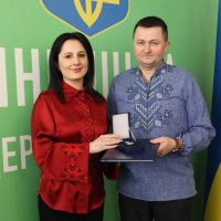 Народна депутатка України Ірина Борзова та чоловік, що отримав відзнаку Верховної Ради України