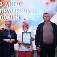 Перша заступниця Начальника ОВА Наталя Заболотна, голова Вінницької обласної Ради Вячеслав Соколовий та учасниці заходу, яка отримала нагороду