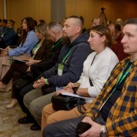 Багато людей сидить у залі