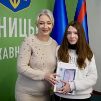 Перша заступниця Начальника ОВА Наталя Заболотна та дівчинка, яка отримала планшет