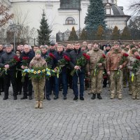 Заступники Начальника ОВА Олександр Піщик та Сергій Здітовецький, а також інші учасники вшанування пам’яті загиблих Героїв, яке відбулося на площі Тараса Шевченка