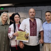 Міністерка у справах ветеранів України Наталія Калмикова та перша заступниця начальника Вінницької ОВА Наталя Заболотна під час вручення сертифікатів на придбання житла учасникам бойових дій та родинам загиблих Героїв