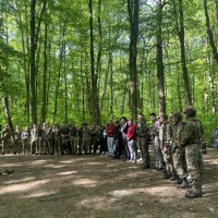 учасники військово-патріотичного вишколу під час інструктажу