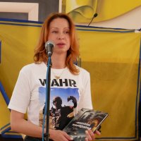 Голова ГО «Об’єднання родин Незламні» Вікторія Калмикова з книгою
