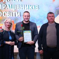 Перша заступниця Начальника ОВА Наталя Заболотна, голова Вінницької обласної Ради Вячеслав Соколовий та учасник заходу, який отримав нагороду