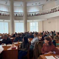 Учасники наради сидят в залі для засідань