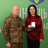 Народна депутатка України Ірина Борзова та військовий, що отримав відзнаку Верховної Ради України