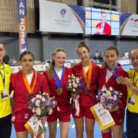 Спортсменки з тренерами
