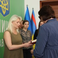 Перша заступниця Начальника ОВА Наталя Заболотна та люди у приміщенні під час вручення посмертних нагород