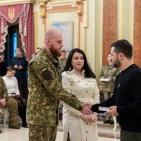 Президент України вручив сертифікати на отримання квартири Герою України з Вінниччини