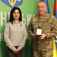 Народна депутатка України Ірина Борзова та учасник заходу, який отримав нагороду