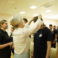 Перший заступник Начальника ОВА Наталя Заболотна одягає жетон на кадетку