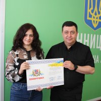Заступник начальника ОВА Андрій Кавунець та учасниця заходу