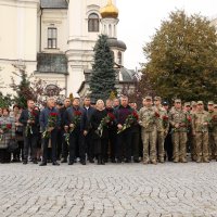 Перша заступниця Начальника ОВА Наталя Заболотна, заступник Начальника ОВА Андрій Кавунець, заступник Начальника ОВА Олександр Піщик, голова Вінницької обласної Ради Вячеслав Соколовий, військові та представники громадськості під час церемонії покладання квітів