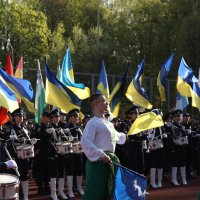 концертний номер на фоні прапорів України