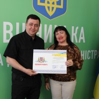 Заступник начальника ОВА Андрій Кавунець та учасниця заходу