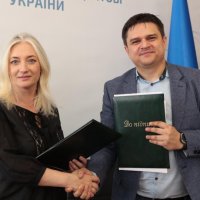 Перша заступниця начальника ОВА Наталя Заболотна з учасником заходу