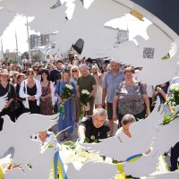 Громадськість вшановує пам’ять загиблих біля Меморіалу пам'яті жертв російського обстрілу міста 14 липня 2022 року